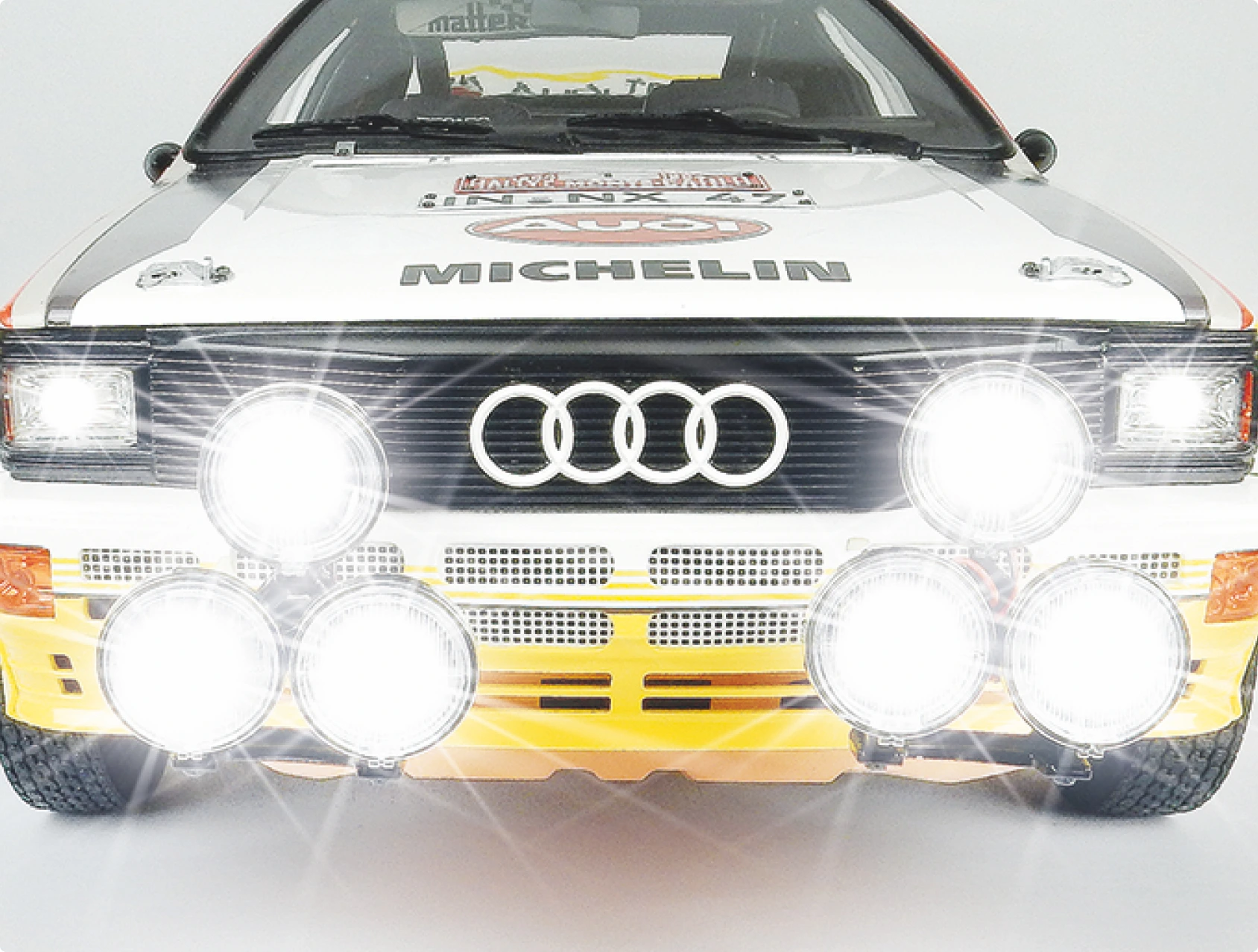 Aufleuchtende Scheinwerfer und Rückleuchten