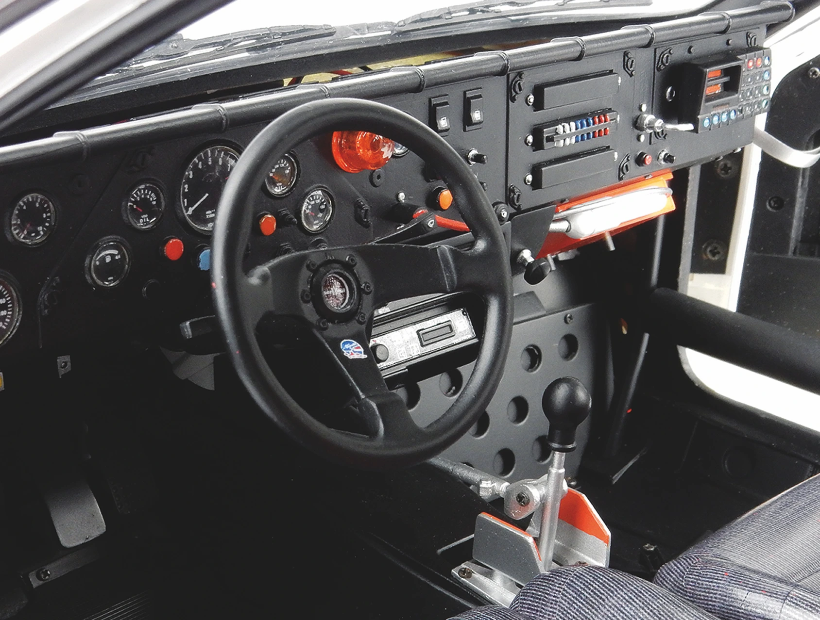 Detailgetreue Innenausstattung mit beweglichem Lenkrad