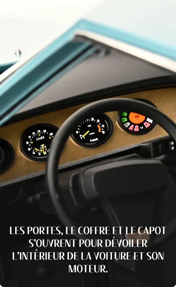Les portes, le coffre et le capot s’ouvrent pour dévoiler l’intérieur de la voiture et son moteur.