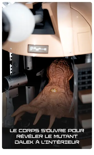 Le corps s’ouvre pour révéler le mutant Dalek à l’intérieur